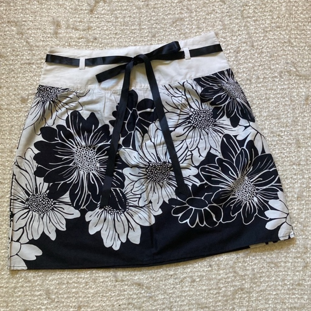 🌻 NWT Wrapper Size 3 Black & White Floral Skirt